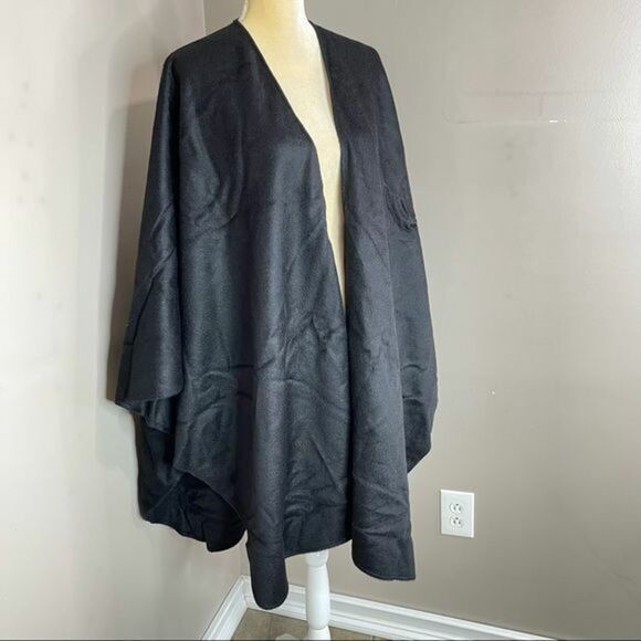 Tom Gutie Baby Alpaca Round Edge Cape Black - Picture 2 of 12